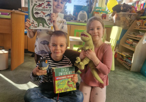 Michalina ze swoją maskotką. Franio i Piotrek przynieśli ciekawe książki.