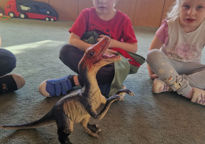 Nikodem ze swoją zabawką - dinozaurem