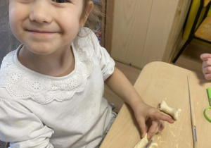 dziewczynka ogląda skamieliny dinozaura