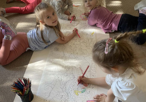 dzieci kolorują kontury dinozaura