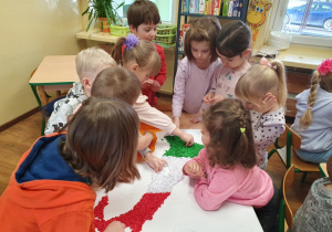 Dzieci przygotowują plakat o kraju europejskim - Włochy.