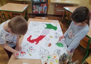 Dzieci przygotowują plakat o kraju europejskim - Włochy.