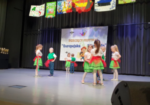 Dzieci tańczą włoski taniec.