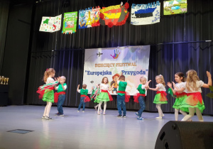 Dzieci tańczą włoski taniec.