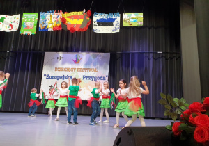 Dzieci tańczą włoski taniec.