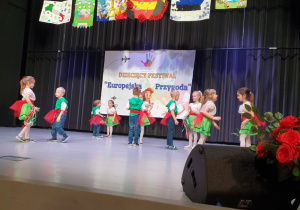 Dzieci tańczą włoski taniec.