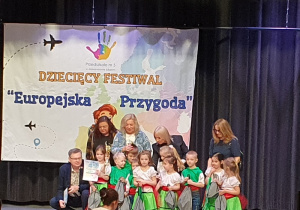 Zdjęcie grupowe - dzieci i jurry.