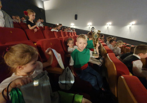 Dziecko z otrzymanym pucharem za zajęcie III miejsca.