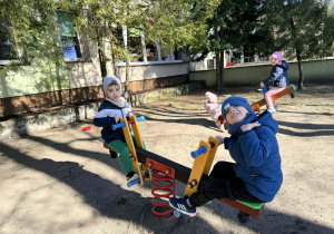 Zabawa na huśtawce.