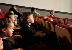 Dzieci podczas spektaklu,