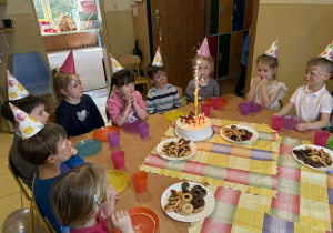 Dzieci spożywają poczęstunek.