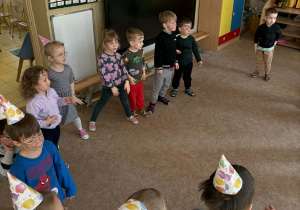 Dzieci siedzą w kole