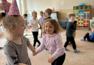 Dzieci tańczą.