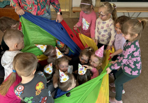 Zabawy z chustą animacyjną.