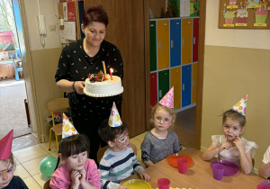 Dzieci przy stolikach.