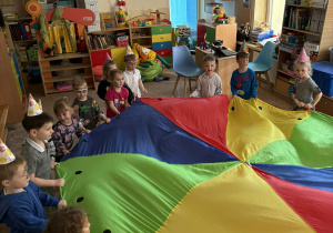 Zabawy z chustą animacyjną.