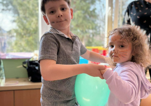 Zabawa w parach z balonem.