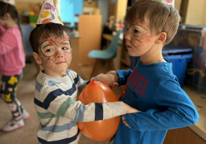 Zabawa w parach z balonem.