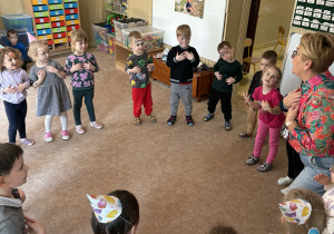 Zabawa taneczna w kole.