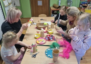 Dziewczynki z mamami tworzą zające