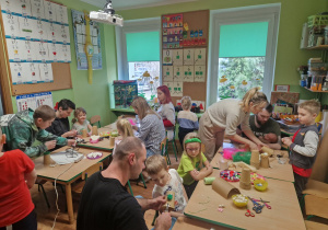 Rodzice z dziećmi tworzą zajączki