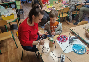 Bartek z mamą a w tle Maciek z mamą