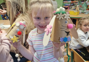 Zuzia i wykonane przez nią zajączki