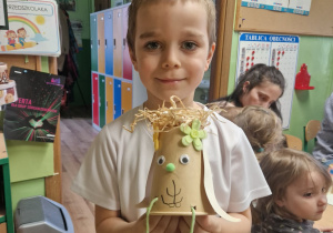 Franio prezentuje swojego zajączka