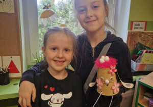 Sonia z siostrą i wykonany przez nie zajączek