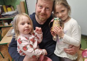 Michalina z tatą i młodszą siostrą