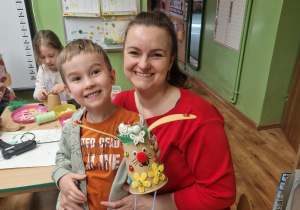 Bartek z mamą z gotowym zajączkiem