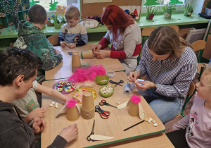 Rodzice skupieni na pracy