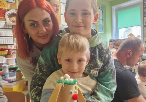 Nikodem z mamą i bratem