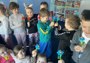 Dzieci pokazują kwiatki