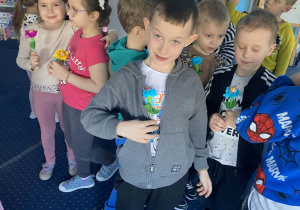 Dzieci pokazują kwiatki