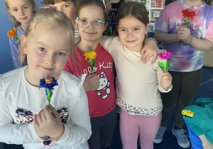 Dziewczynki pokazują kwiatki