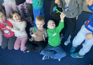 Dzieci pokazują kwiatki