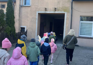 Dzieci oglądają dom Św. Faustyny