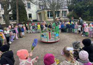 Pani Wiosna rozdaje kwiatki