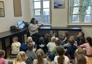 Dzieci słuchają bajki