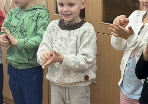 Dzieci zgniatają papierowe kartki