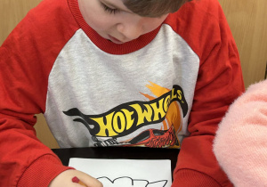 Chłopiec koloruje obrazek