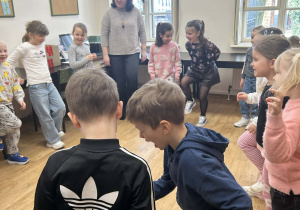 Wspólna zabawa w kole