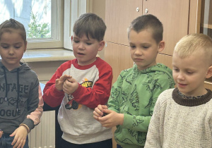 Dzieci zgniatają papierowe kartki