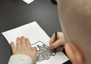 Dziecko koloruje obrazek