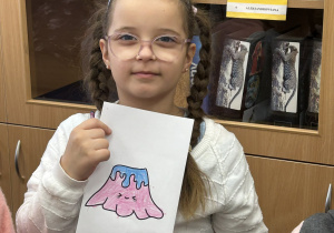 Dziewczynka pokazuje obrazek