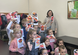 Dzieci prezentują swoje prace