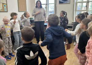 Wspólna zabawa w kole