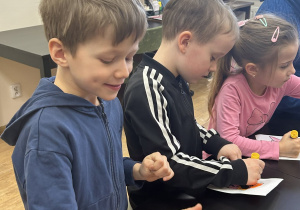 Dzieci wykonują prace plastyczne