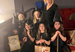 Dziewczynki z nauczycielką w MDK.